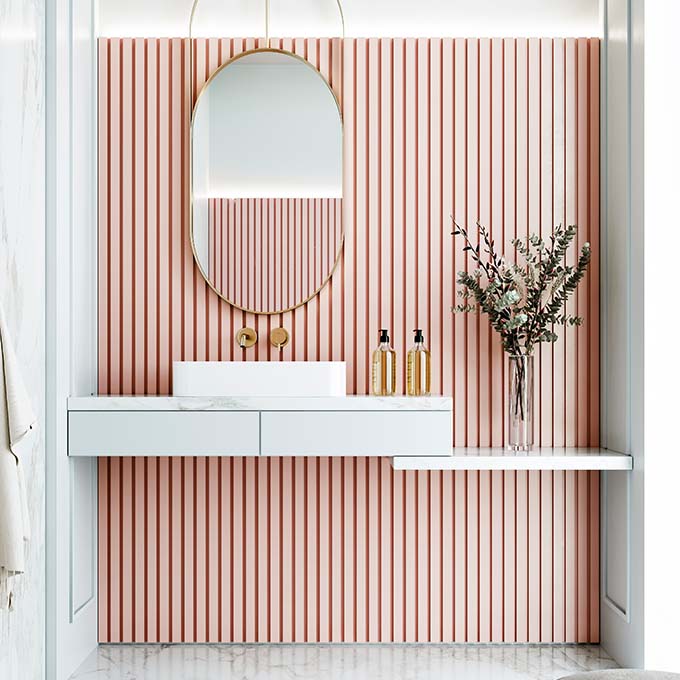 Rózsaszín bordázott falpanel fürdőszobában